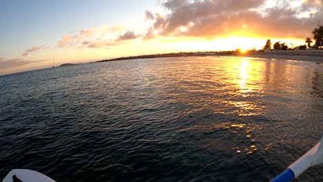 Epischer-Pov-Des-Kajakfahrens-Bei-Sonnenuntergang-Vor-Der-Küste-Von-Bahia-Asuncion,-Baja-California,-Südmexiko