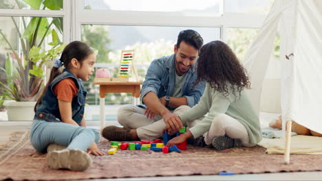casa, padre y niñas con bloques de construcción