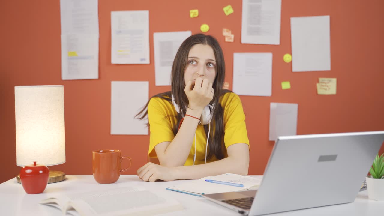 una niña estresada, preocupada y nerviosa.