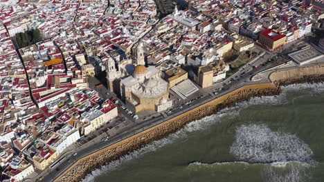 Top-Luftaufnahme-Der-Kathedrale-Von-Cádiz,-Spanien,-Sonniger-Tag