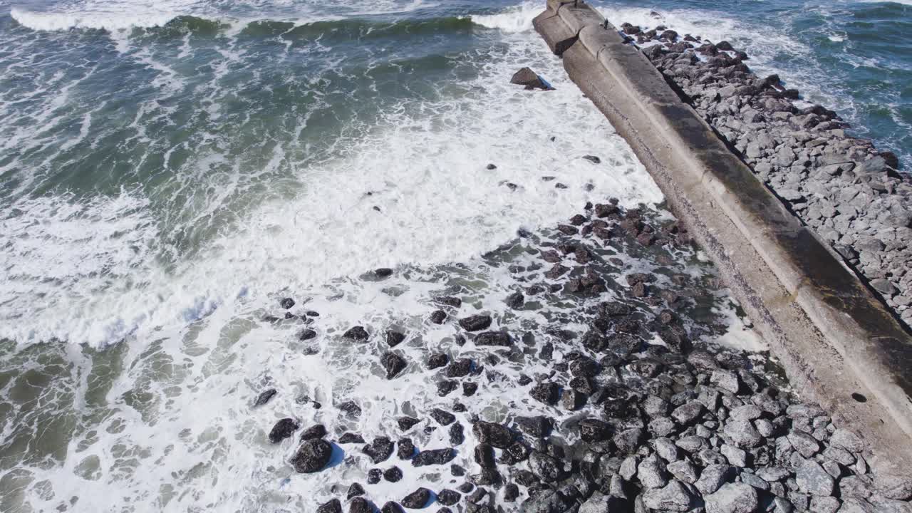 부서지는 파도가 방파제 방파제, 밴던 오레곤에 하얀 물을 범람