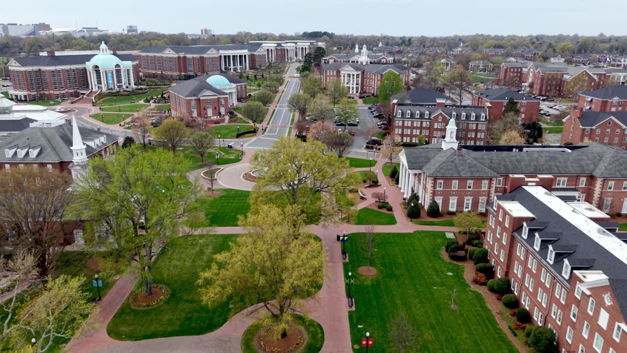 Luftfoto som nærmer seg High Point University campus i High Point, Nord-Carolina
