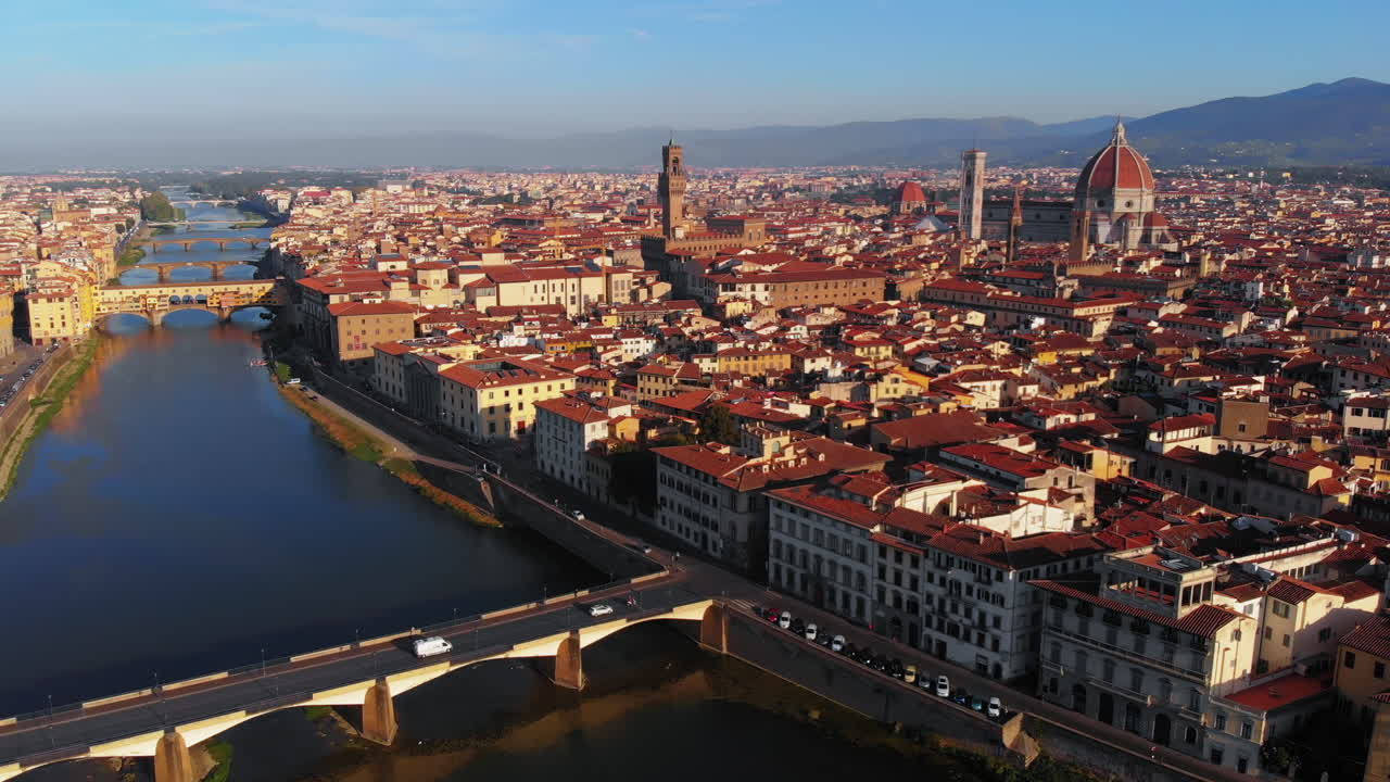 Vista aerea del fiume Arno e della città, al mattino, Firenze, Italia