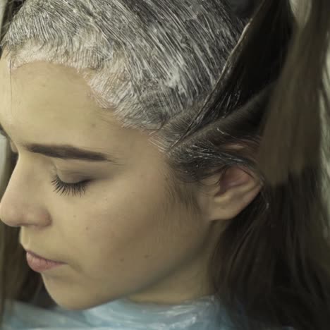 corte de tintes para el cabello en proceso