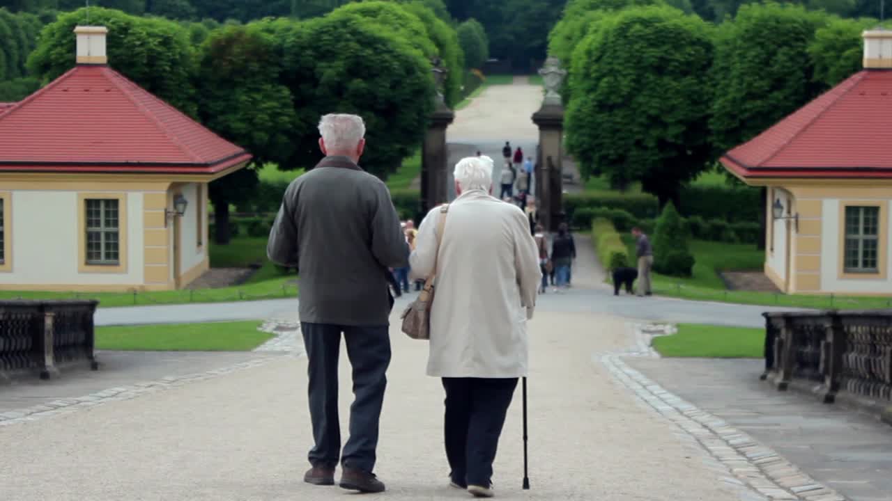 1번 공원 경로를 따라 서두르지 않고 산책하는 노인 부부