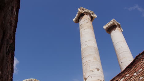 mirando hacia el cielo y las columnas en el templo de artemisa en sardis