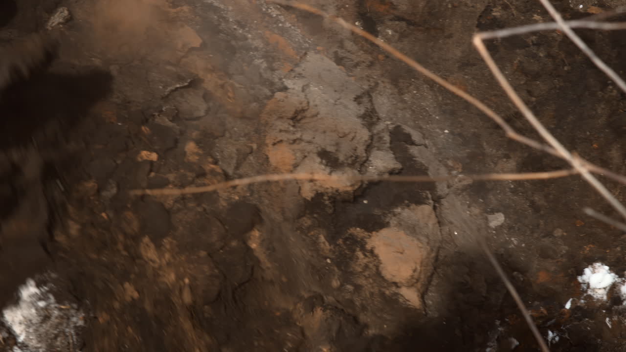 Tierra y suelo cayendo en un agujero excavado