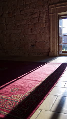 sala iluminada por el sol con alfombra de oración
