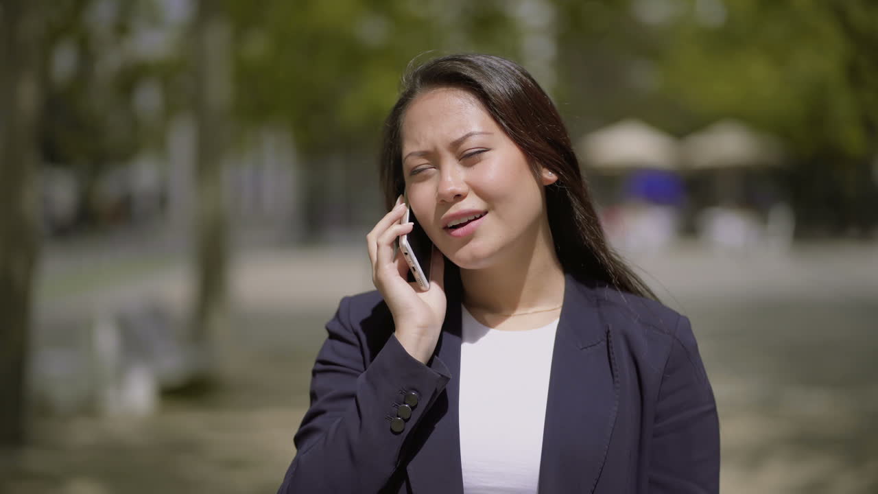 ⁇ 드폰으로 얘기하는 매력적인 소녀