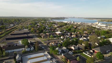 volando hacia y sobre la ciudad de wyandotte con acogedores edificios en un día soleado