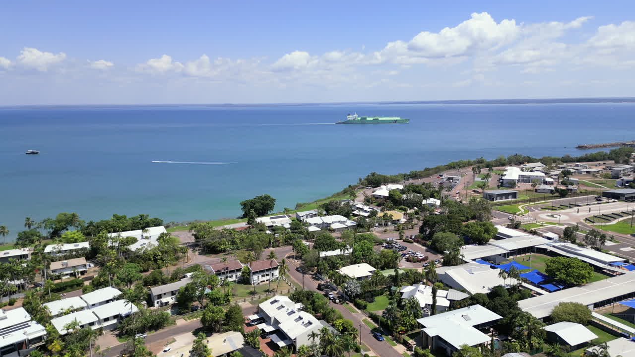 drone aéreo sobre propiedades en suburbio de barrio residencial