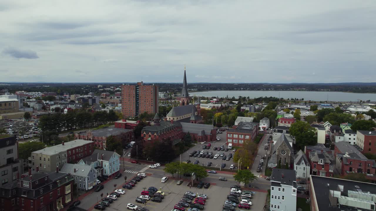 vista aérea de la zona residencial de la ciudad de portland estacionamiento y catedral