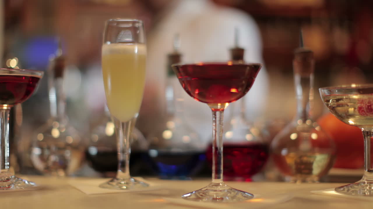 camarero elegante en un bar de cócteles