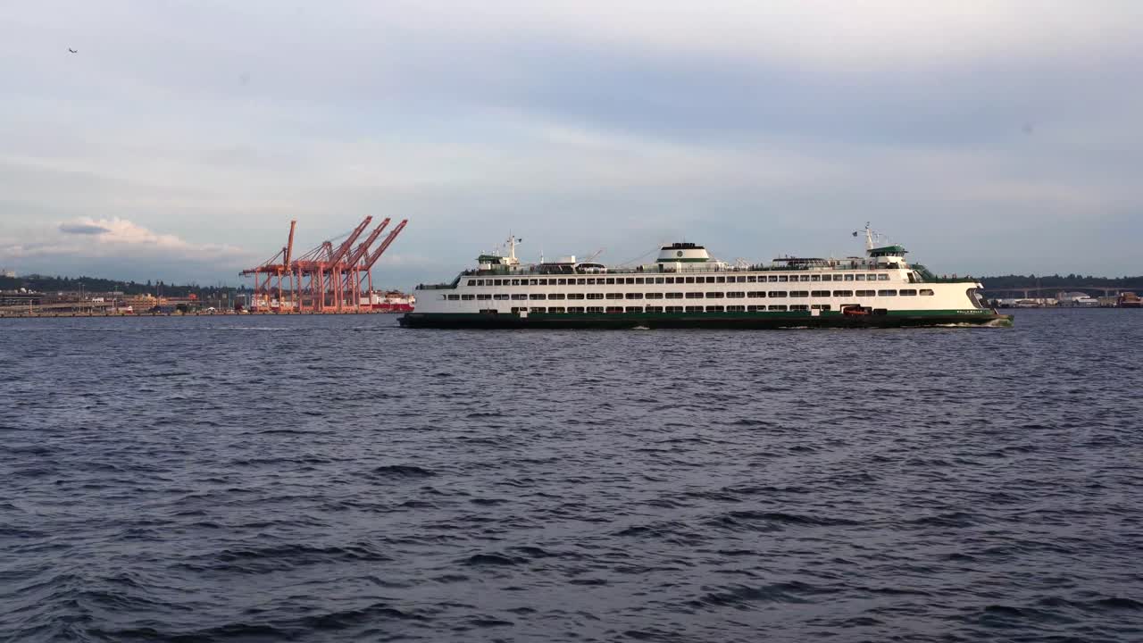 enorme crucero frente a las costas de seattle