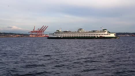 Enorme-Crucero-Frente-A-Las-Costas-De-Seattle