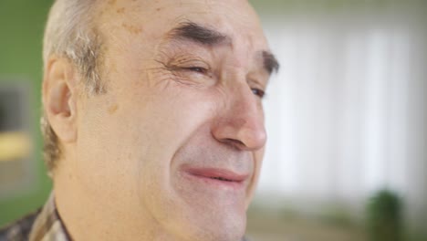 un anciano triste e indefenso llorando, sufriendo.