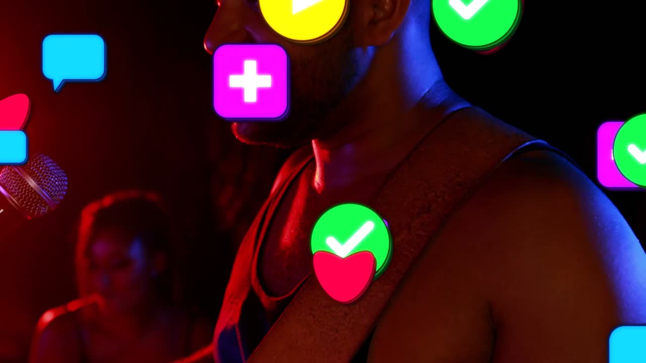 Cantante che si avvicina al microfono, cantando per i fan, generando icone social che si diffondono su chitarra e batteria.