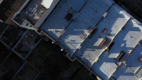 toma aérea cercana hacia abajo sobre los tejados de la ciudad de harlem, nueva york, en la mañana.