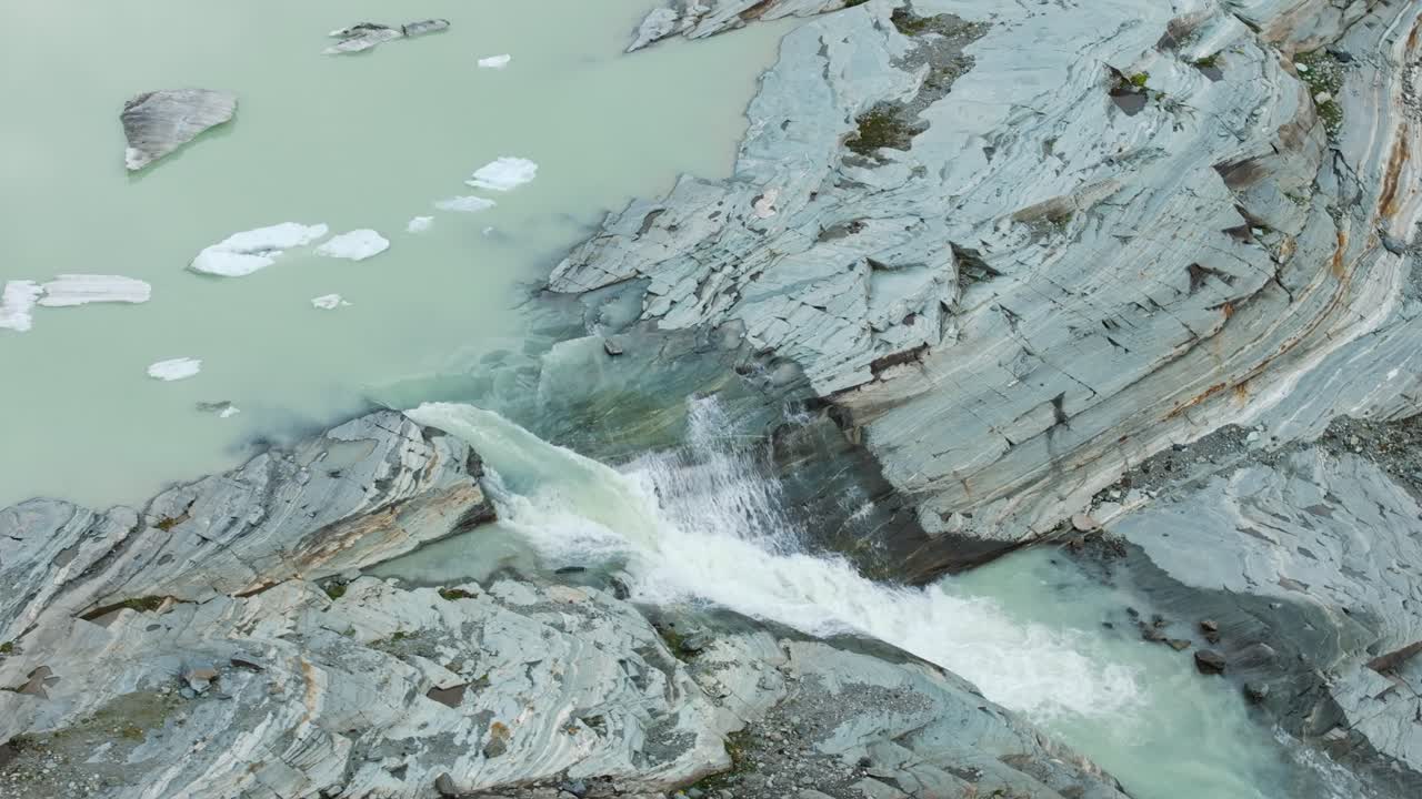 이탈리아 발마렌코에 있는 펠라리아 빙하 호수에서 흘러나오는 물