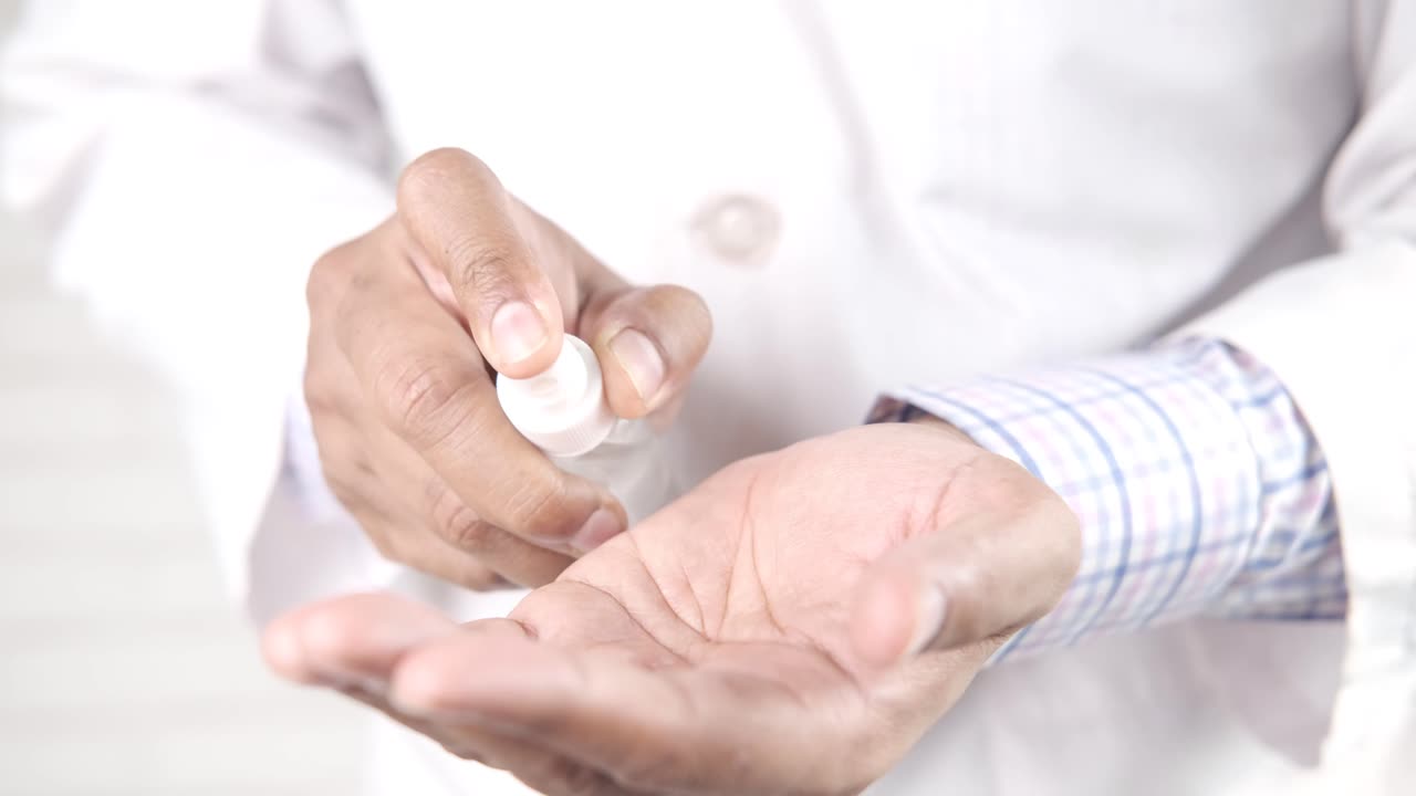 손 소독제를 적용하는 의사