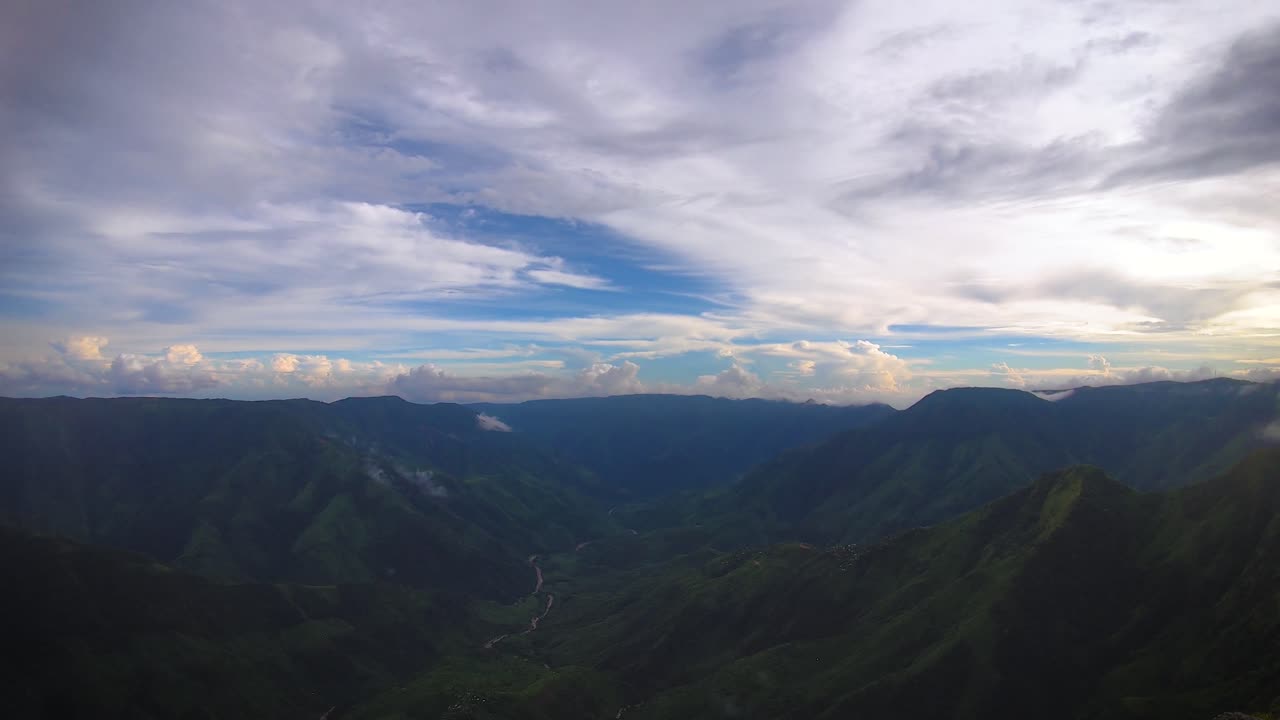 언덕 꼭대기에서 아침에 산골짜기에서 극적인 구름 움직임이 laitlum peak shillong meghalaya india에서 촬영됩니다.