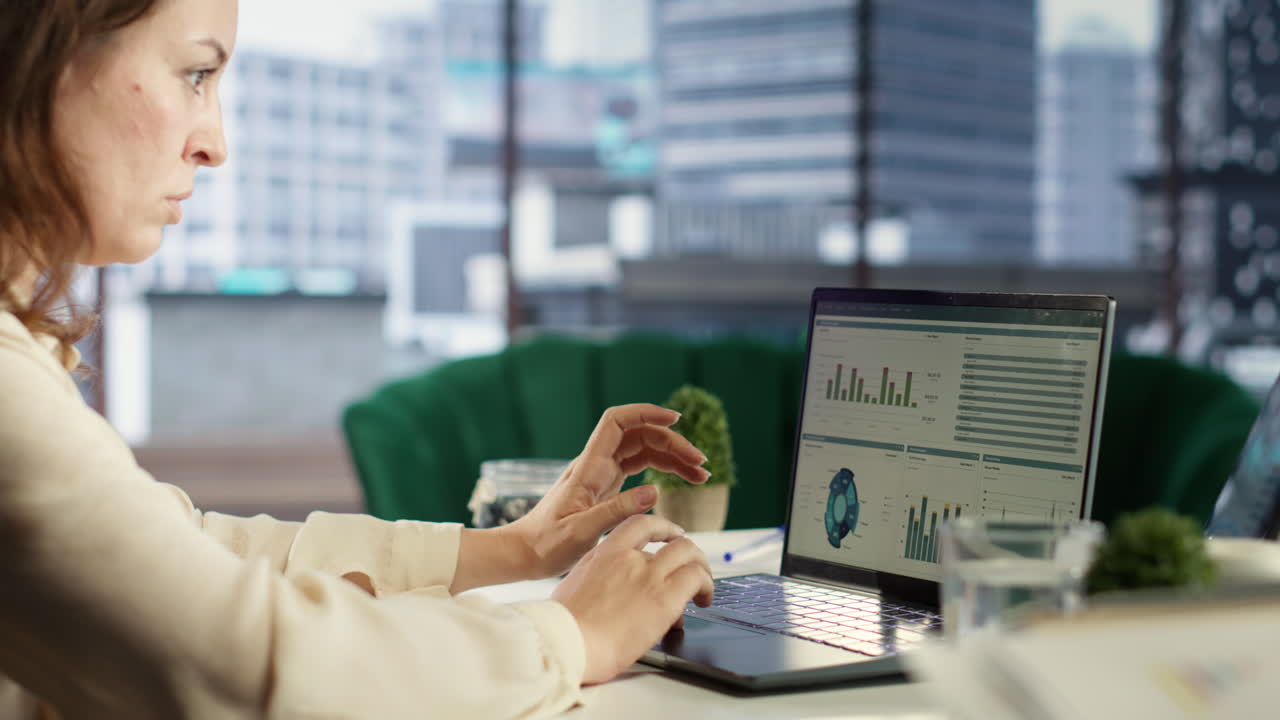 una donna leader potente valuta una revisione strategica dell'attività dell'azienda