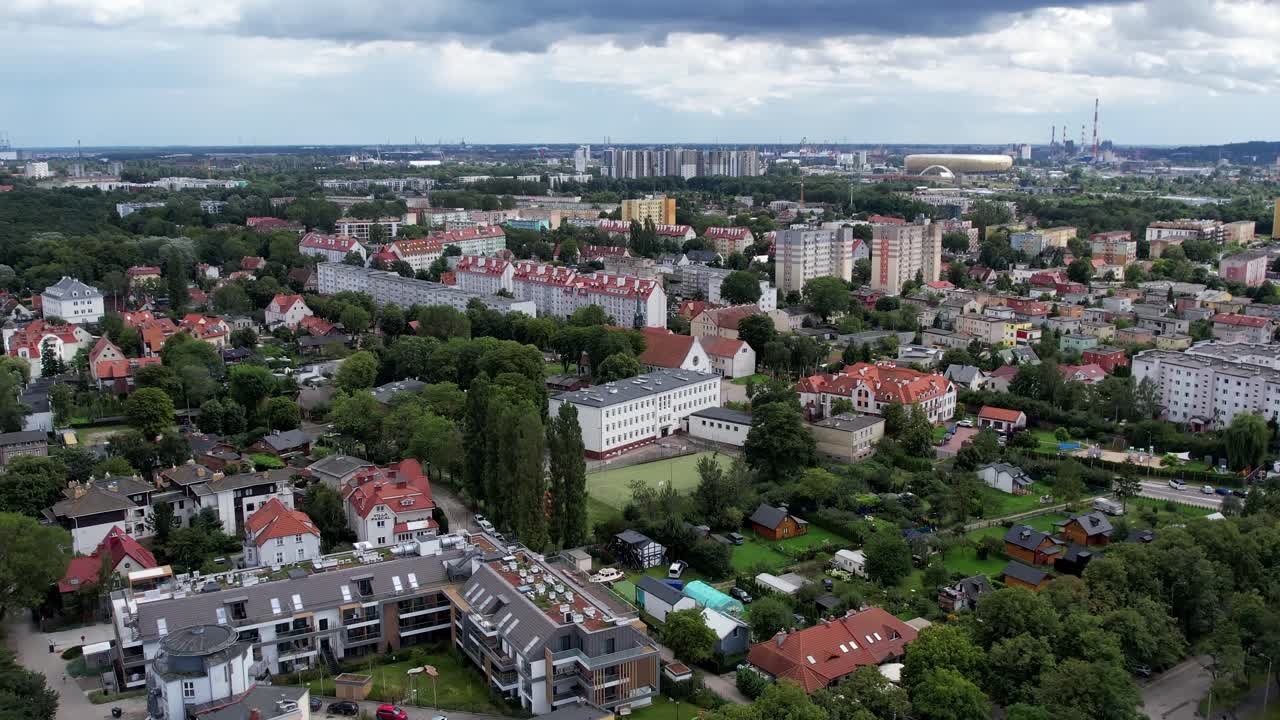 Zdjęcia z drona przedstawiające hotele, kurorty, budynki mieszkalne i tereny zielone w Sopocie.