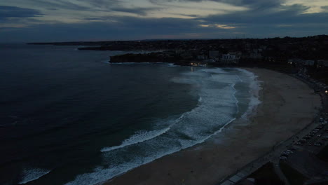 Drohnenaufnahme-Des-Abendlichen-Bondi-Beach