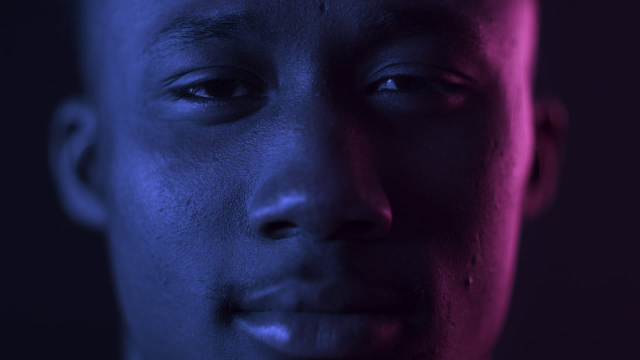 Ritratto ravvicinato di un uomo con illuminazione colorata