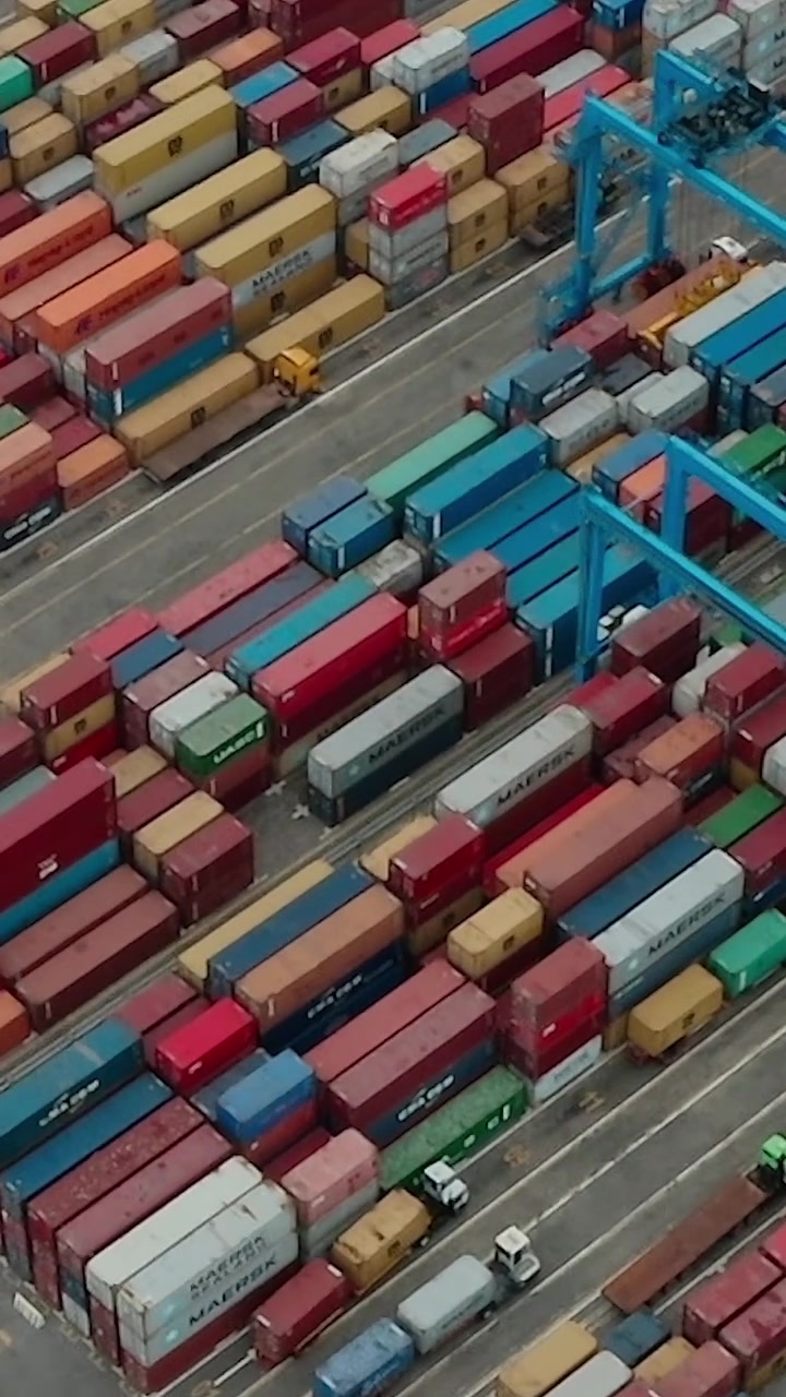 Container per spedizioni nel porto di Accra durante il giorno