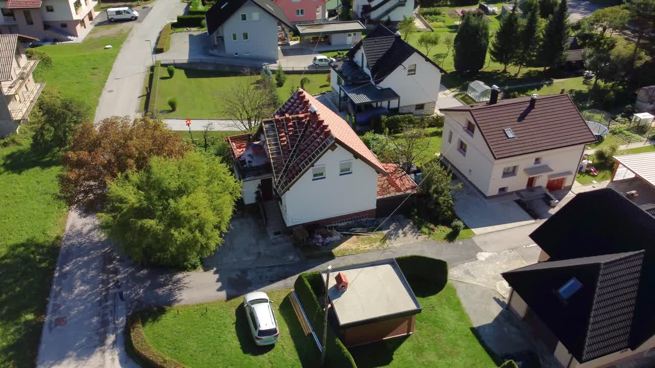Reparasjon av takshingel som er skadet og må byttes ut med nye