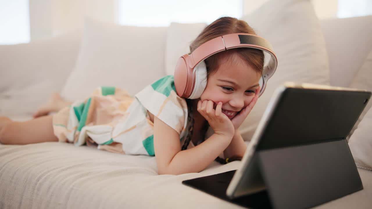 feliz, llamada de video y niño saluda a la tableta