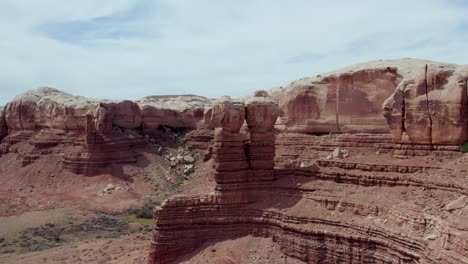 Bemerkenswerte-Felsformation-Von-Zwei-Roten-Sandsteinklippen-Von-Bluff-In-Utah,-Usa