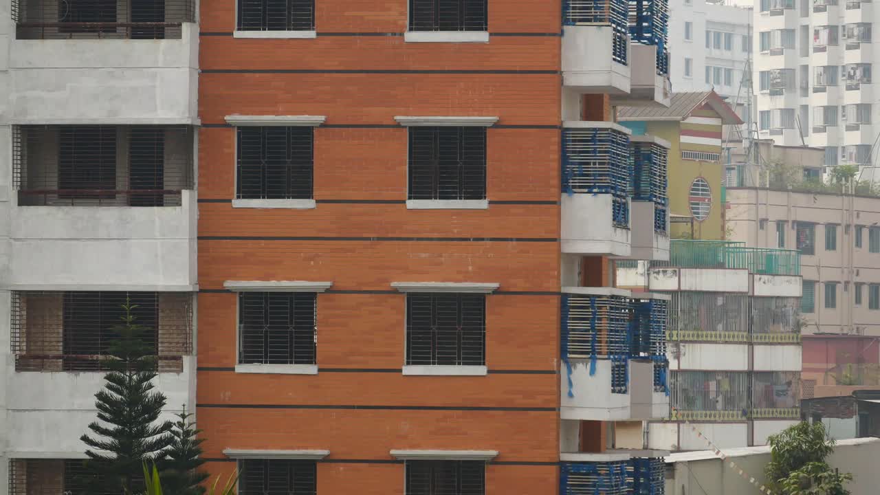 edificio de apartamentos de varios pisos en un entorno urbano