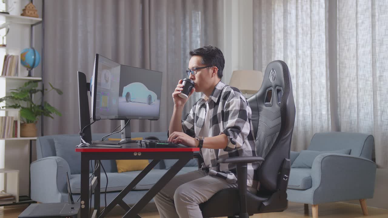 집에서 컴퓨터로 일하는 남자