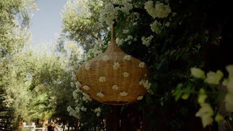 Cesta-Colgante-Con-Flores-Blancas-Como-Decoración-Para-Una-Boda