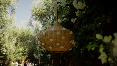 cesto colgado con flores blancas como decoración para una boda