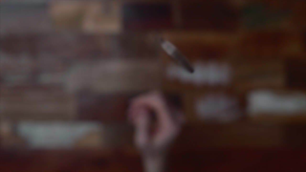 moneda lanzada por una mano en un fondo borroso