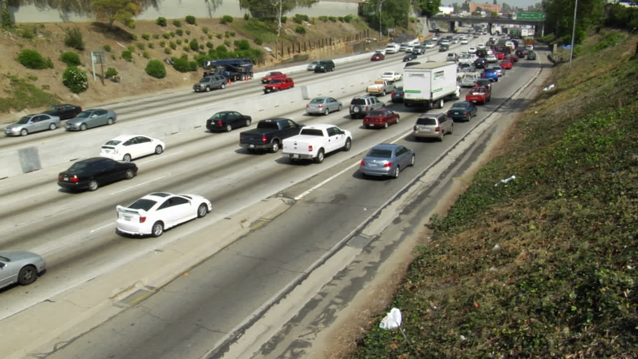 교통은 로스앤젤레스 4의 바쁜 고속도로를 따라 천천히 움직입니다.