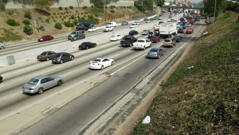 el tráfico se mueve lentamente a lo largo de una autopista muy transitada en los ángeles 4