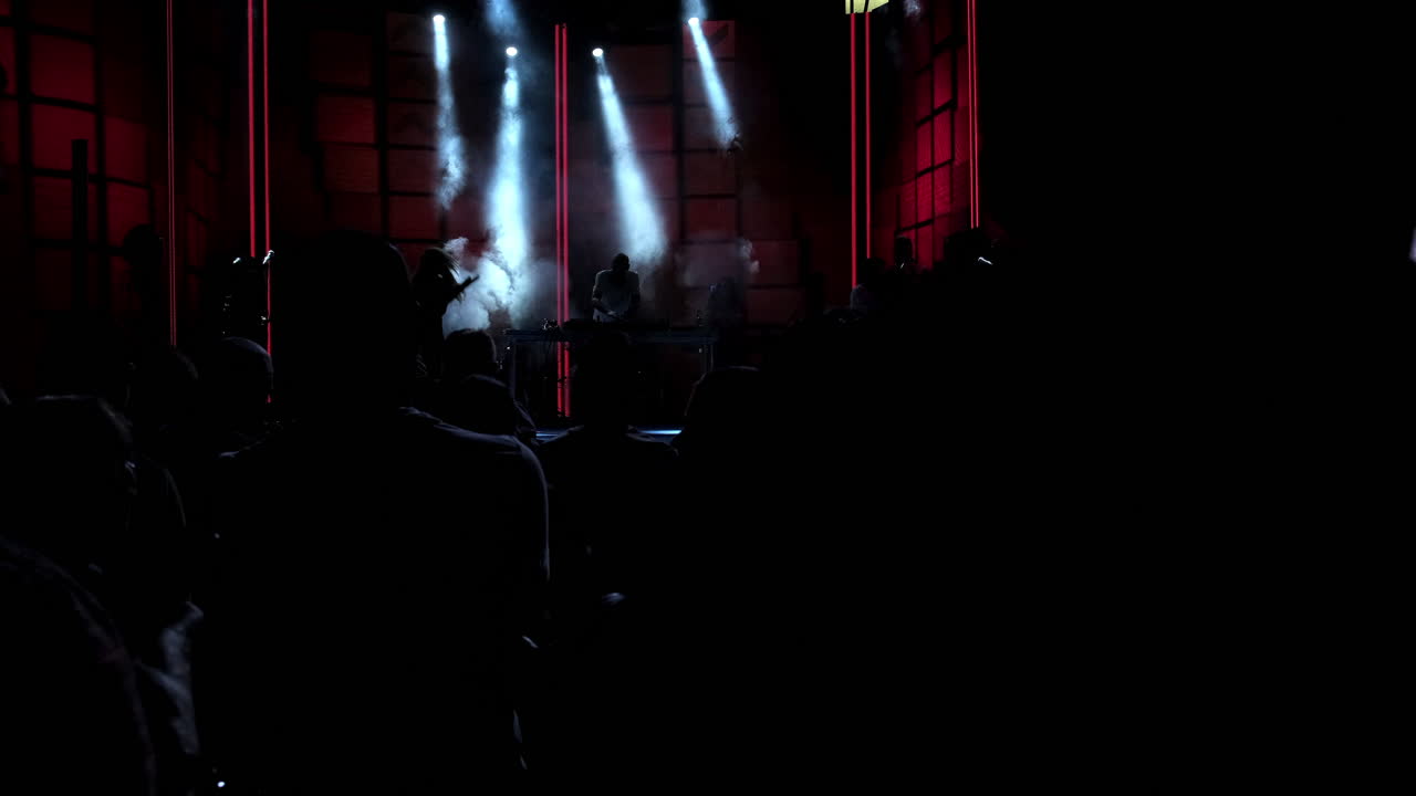 actuación de dj en el escenario con una multitud enérgica