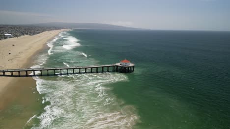 Drohnenvideo-Vom-Manhattan-Beach-Pier-In-Los-Angeles,-Kalifornien-An-Einem-Strahlend-Sonnigen-Tag