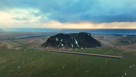 Luftlandschaftsansicht-Des-Berges-Petursey,-Island,-Mit-Einer-Dramatischen-Wolkenlandschaft,-Bei-Sonnenuntergang