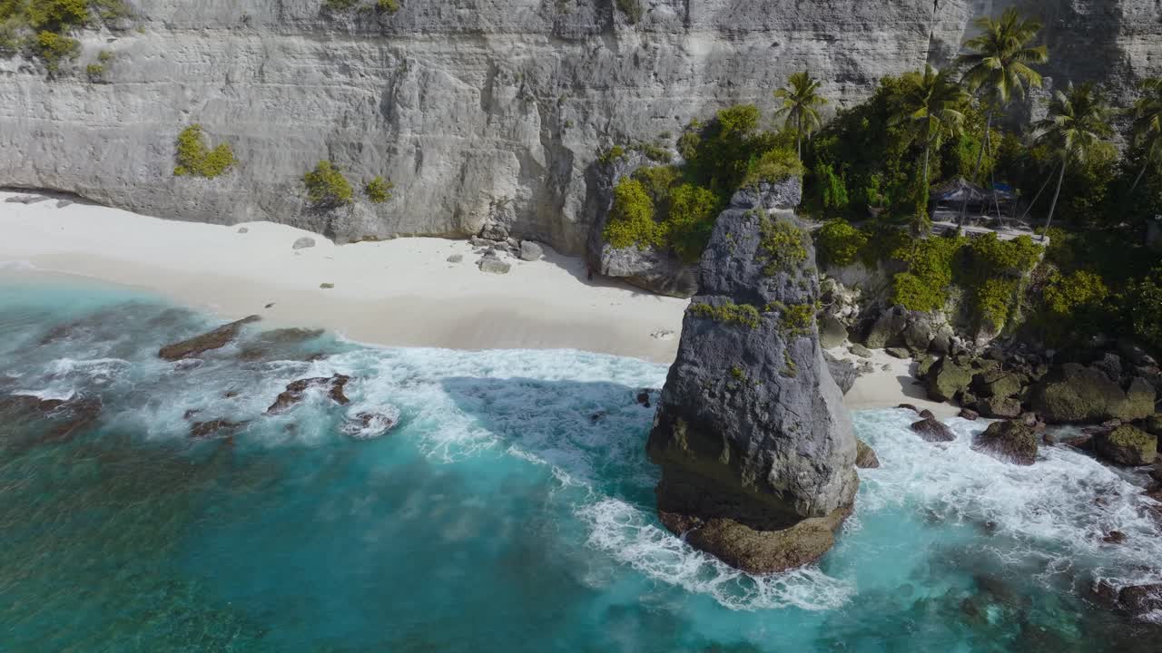 Diamond Beach a Nusa Penida con un grande pinnacolo roccioso in una giornata di sole, vista aerea.