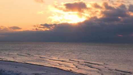 Bunter-Wintersonnenuntergang-Am-Ufer-Des-Golfs-Von-Riga-In-Lettland-Weiße-Düne-Von-Saulkrasti