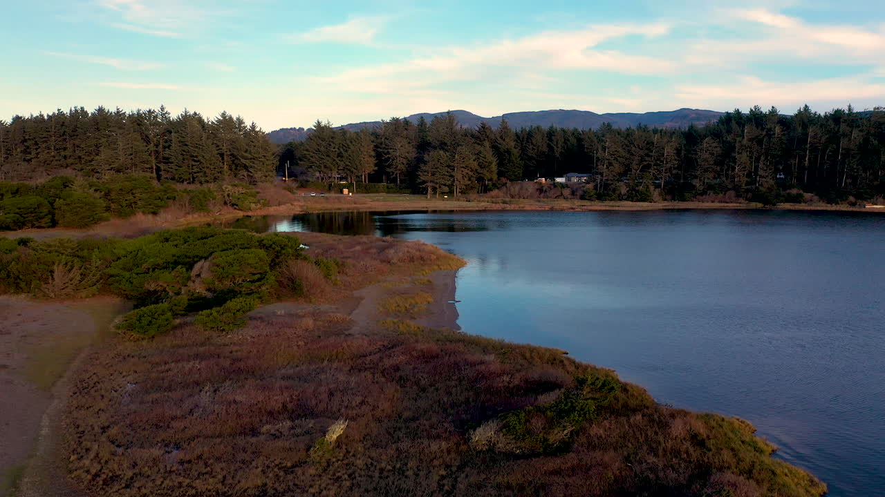 Drone che scende sulla riva del lago Floras, Oregon meridionale, USA