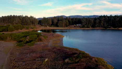 Drone-Descendiendo-En-La-Orilla-Del-Lago-Floras,-Sur-De-Oregon,-Estados-Unidos