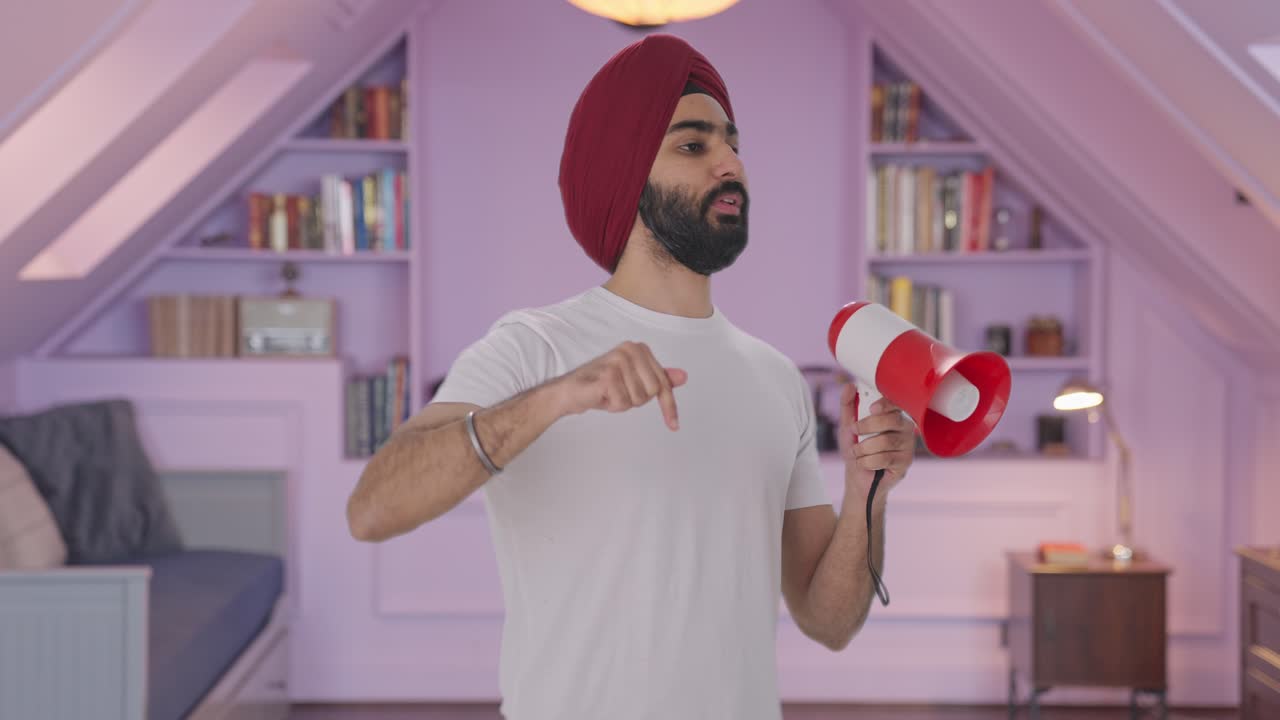 Uomo indiano Sikh arrabbiato che protesta per i diritti