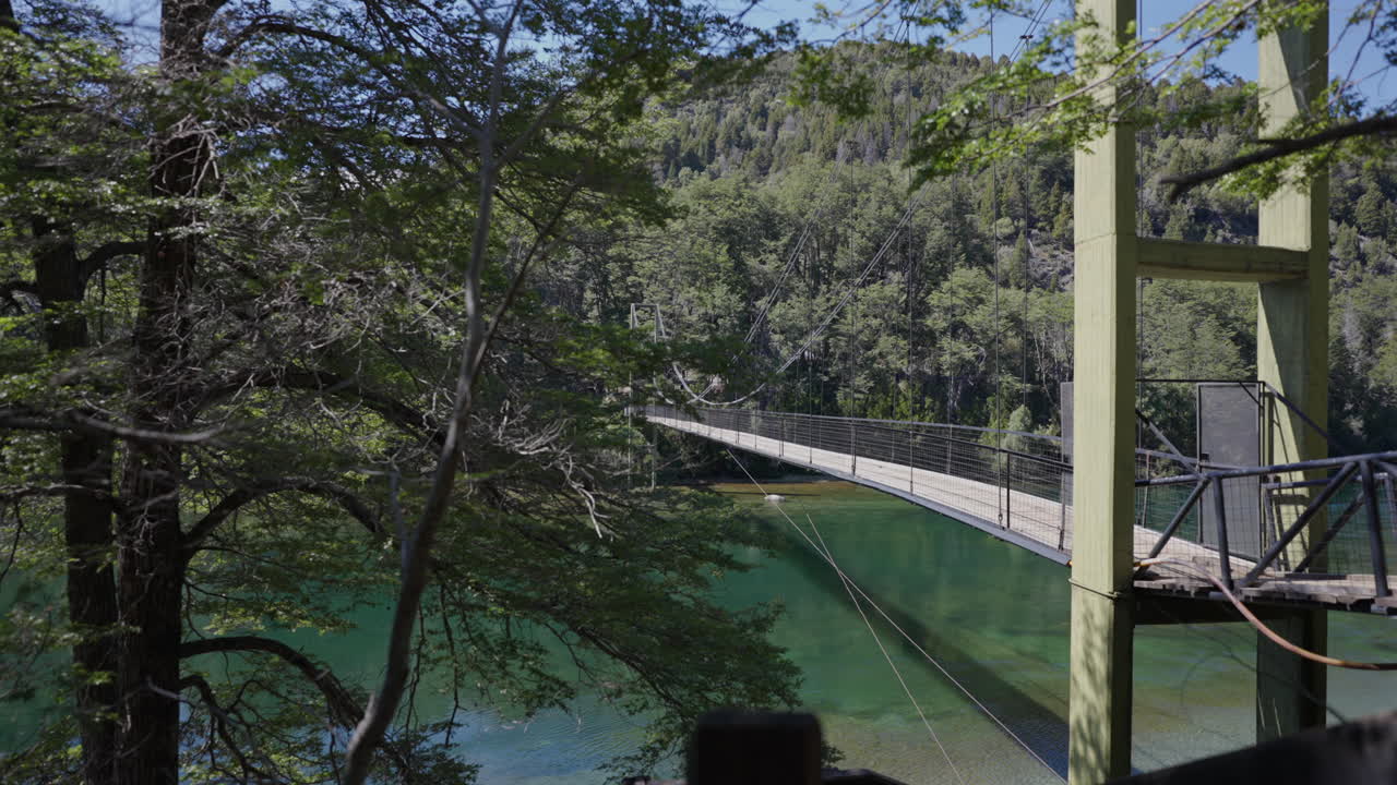 아르헨티나 파타고니아의 로스 알레스 국립공원에 있는 아라야네스 강을 가로지르는 서스펜션 브릿지