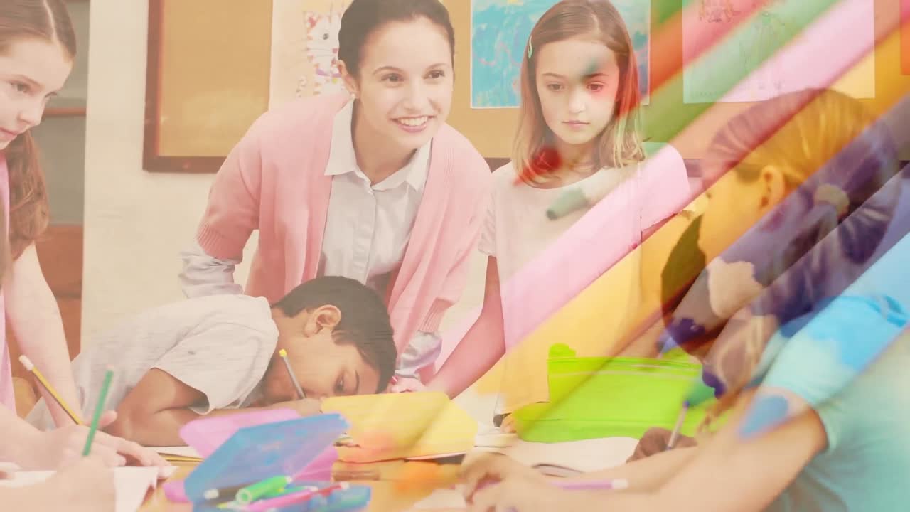 animación de lápices de colores sobre una feliz maestra caucásica y alumnos diversos en la escuela
